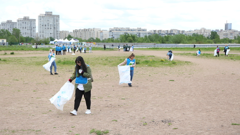 В рамках акции “Вода России” волонтеры очистили берег Финского залива