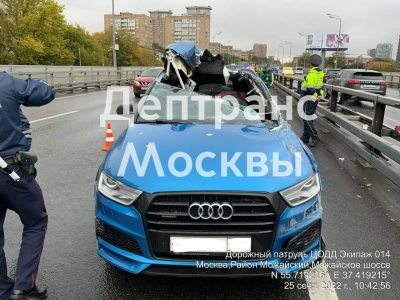 В Москве Audi влетела в технику дорожных служб 